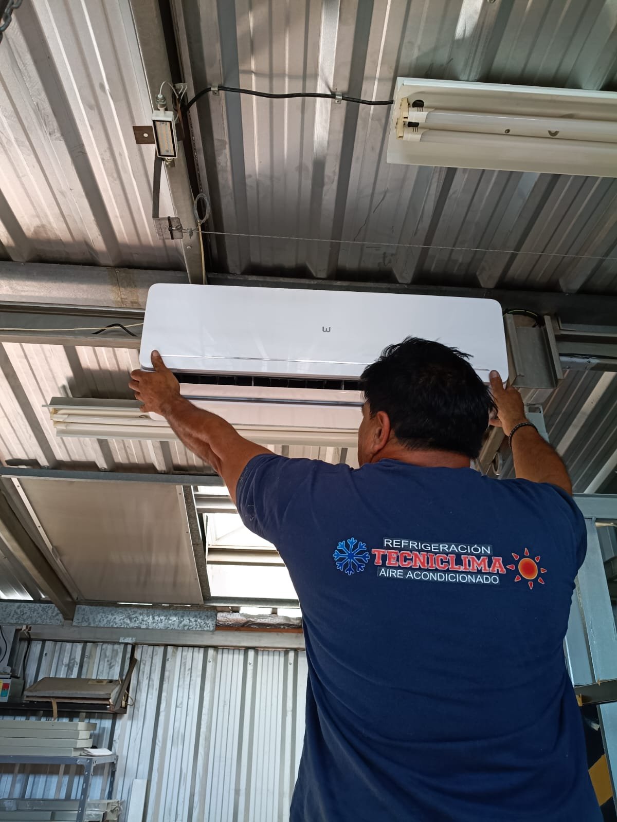 Trabajo de instalación y refrigeración por Tecniclima